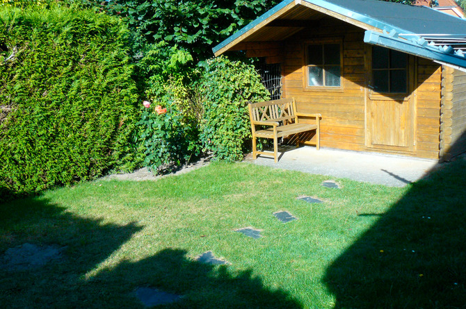 Ferienwohnung in Diedrichshagen - Kr&uuml;ger - Rasen zum Sonnen und Grillen mit Blockhaus