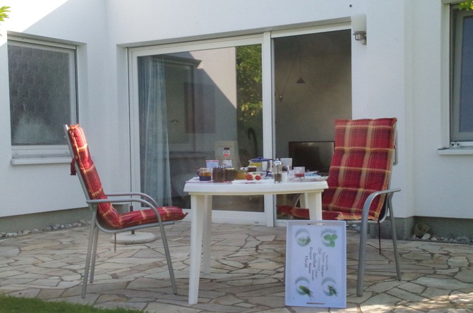 Ferienhaus in Diedrichshagen - Stolteraa - Waldweg 54 - Terrasse mit gedecktem Fr&uuml;hst&uuml;ckstisch