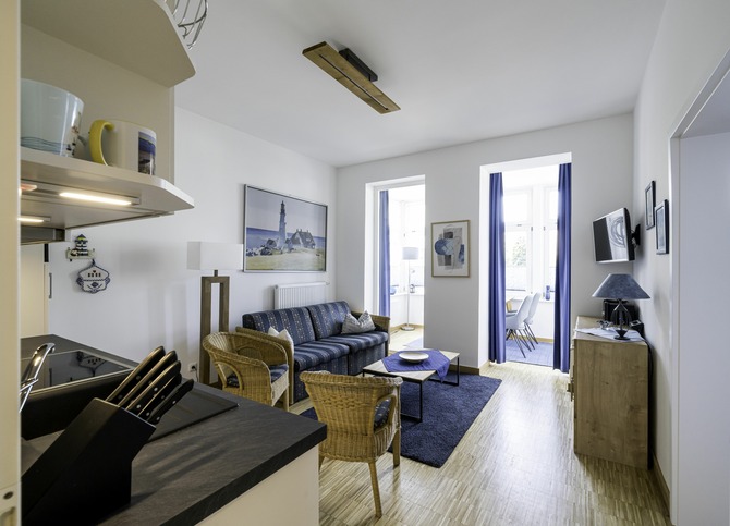 Ferienwohnung in K&uuml;hlungsborn - Ostsee-Domizil Sandburg - Wohnraum, Blick zum Wintergarten