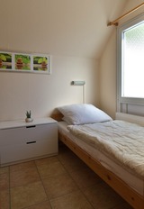 Appartement in Pelzerhaken - Appartement im Ferienpark AM WALDRAND - Schlafzimmer mit Nachtschrank