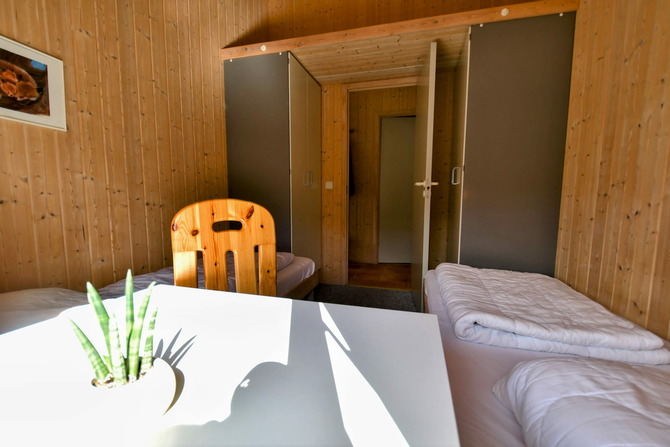 Ferienhaus in Pelzerhaken - Ferienhaus Typ B im Ferienpark AM WALDRAND - Schreibtisch und Kleiderschr&auml;nke im Schlafzimmer