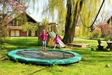 Ferienwohnung in Lenste - Mougin - Spiel und Spaß auf dem Trampolin